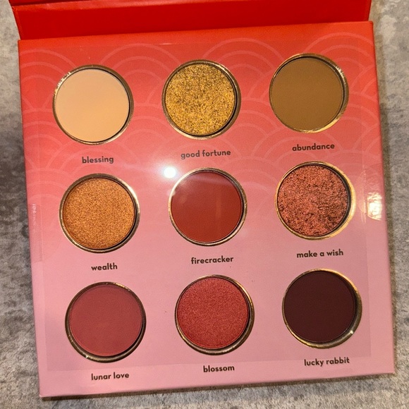 The Creme Shop x Hello Kitty Eyeshadow palette - Picture 3 of 4